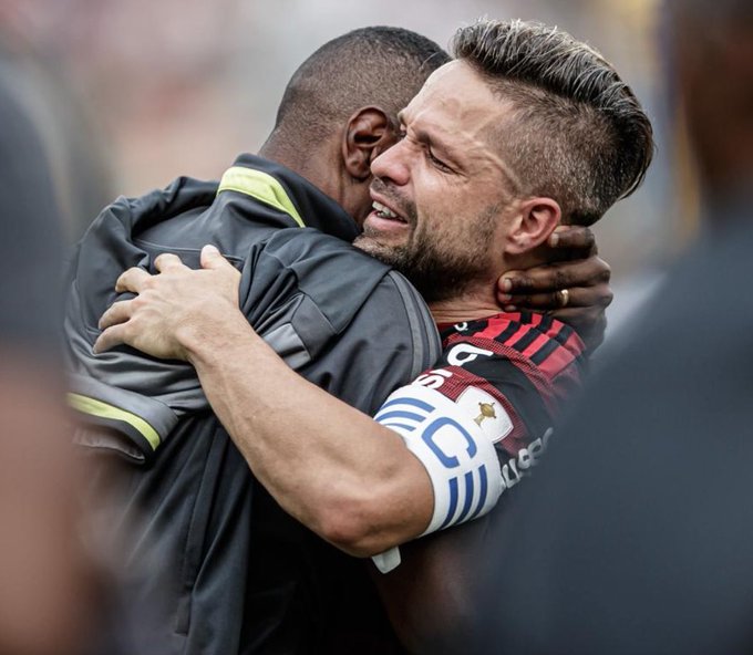 Diego Ribas faz homenagem especial à ídolo do Flamengo.