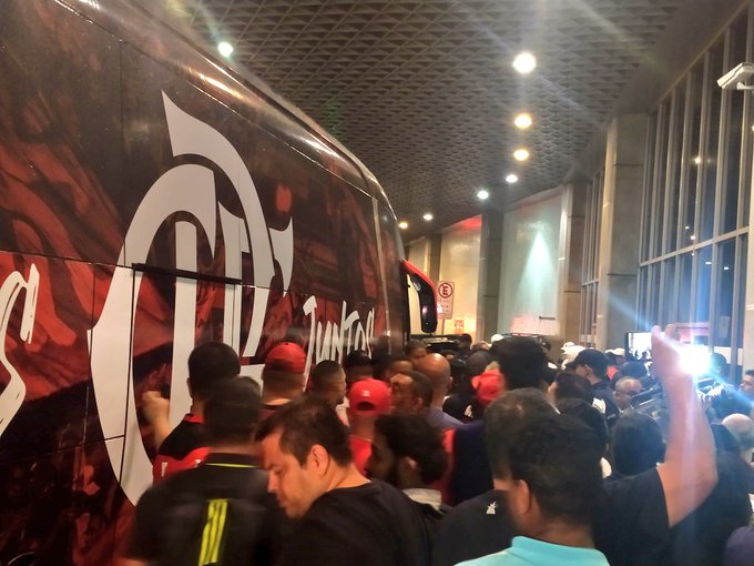 Flamengo despista a imprensa e sai pelo saguão, na chegada do Mundial de Clubes.