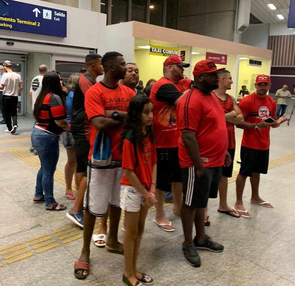 Torcedores recepcionam o Flamengo na volta do Mundial de Clubes.