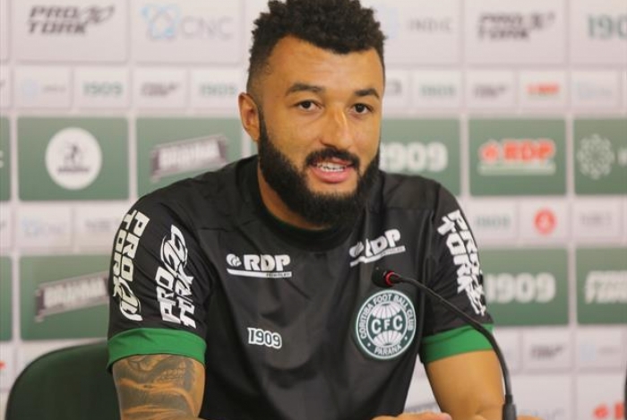 Coritiba quer comprar Muralha, mas Flamengo pede um tempo.