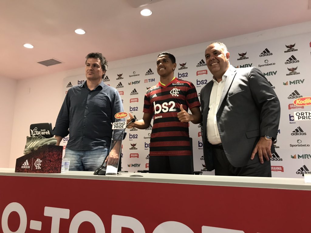 Pedro Rocha se emociona na apresentação: “Escolher o Flamengo foi a coisa mais fácil pra mim, é o time do meu coração”.