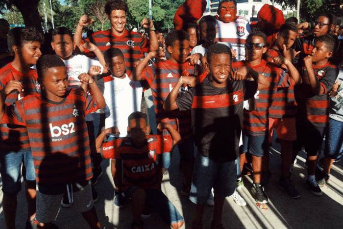 Crianças carentes precisam de ajuda para entrar em campo com o Flamengo.