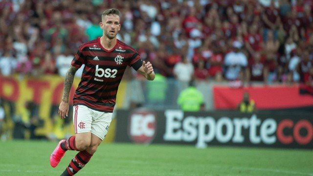 Léo Pereira falta a treino após supostamente ser flagrado em uma festa