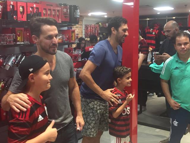 Ex-jogadores do Flamengo visitam loja em Vitória da Conquista.