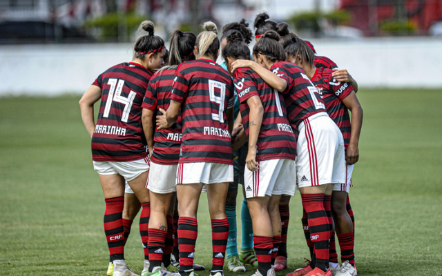 Jogadora do Flamengo organiza sorteio de camisas para ajudar o SUS.