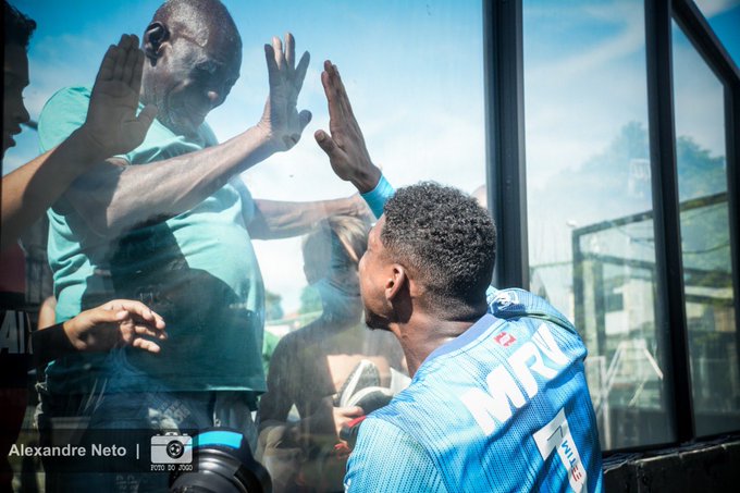 Hugo Souza faz visita a asilo e distribui presentes a idosos