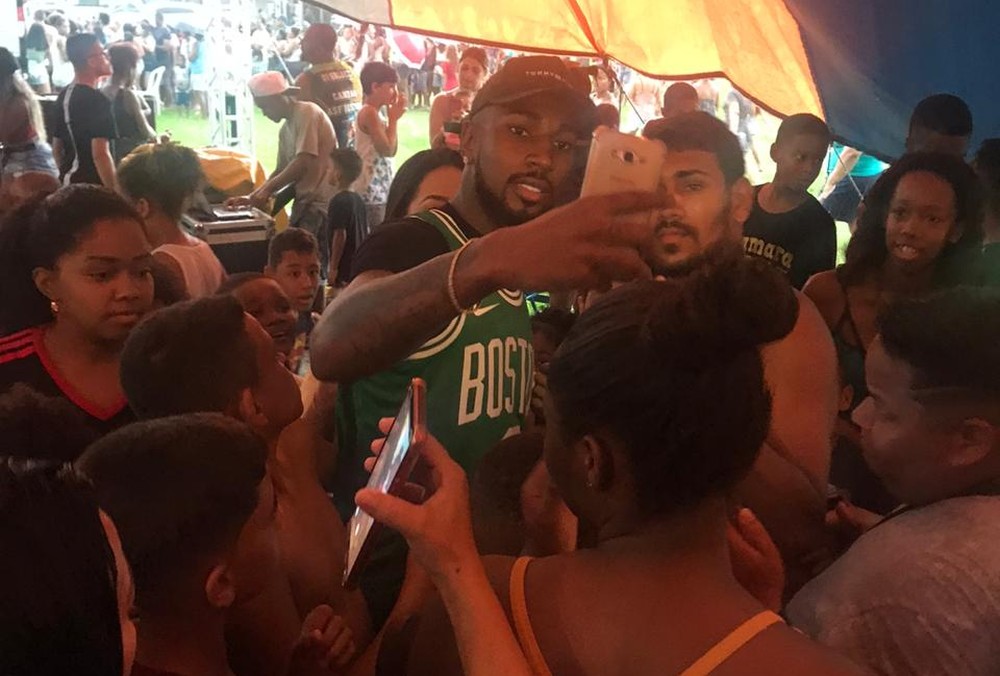 Gerson faz a doação de 200 cestas básicas em sua cidade natal.