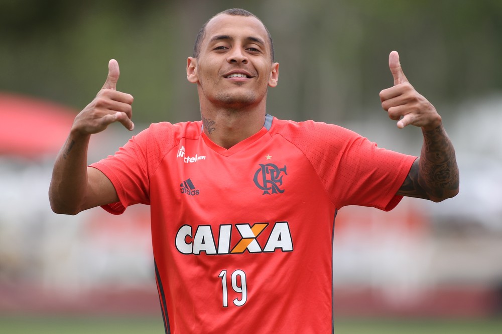 Flamengo faz contato pelo meia Alan Patrick