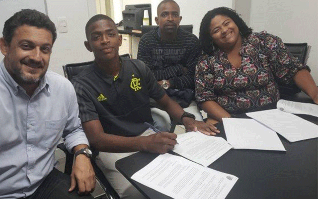 Mãe de promessa da base morre com suspeita de Covid-19