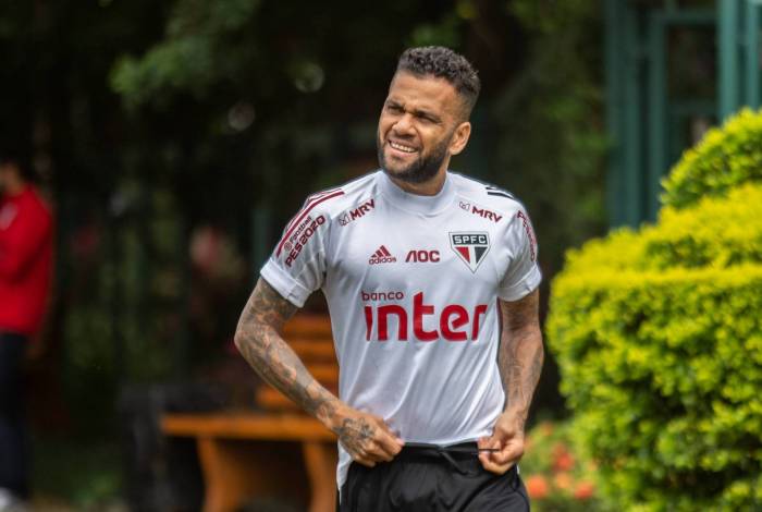 Daniel Alves rasga elogios a jogador do Flamengo – “Gosto de como ele joga”