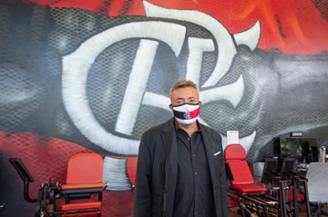 Domènec é surpreendido por cobrança entre jogadores em treino do Fla: “Isso é um time vencedor”