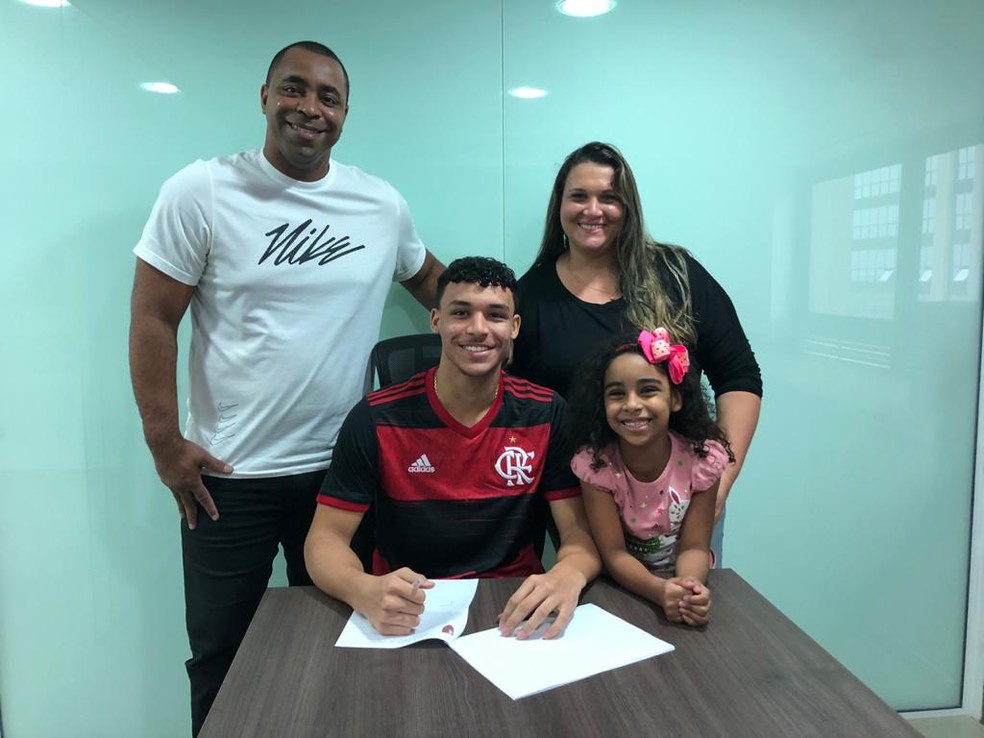 Promessa do Flamengo assina contrato com multa de R$ 320 milhões