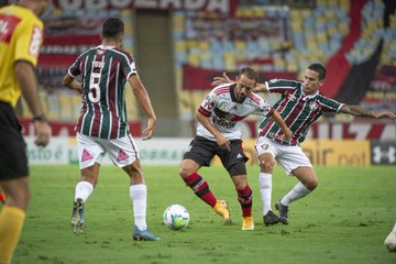 “A gente tem um elenco muito forte pra isso”, dispara Everton Ribeiro sobre rodízio de Domènec