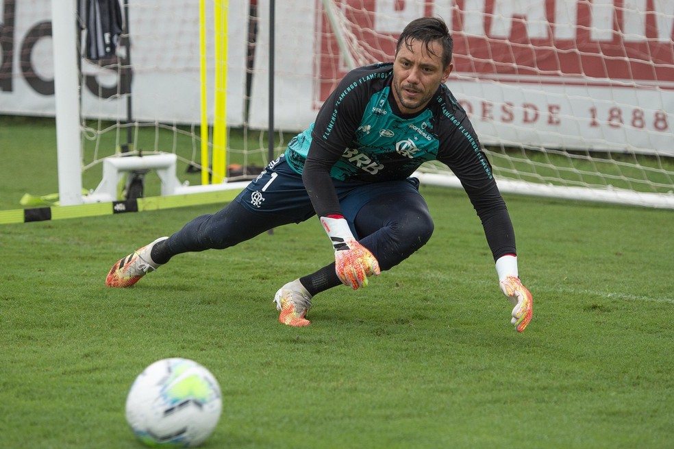 Diego Alves treina no lugar de Neneca e deve voltar contra o Furacão