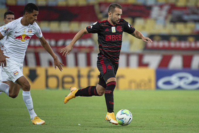 Everton Ribeiro inicia tratamento especial após dores no joelho