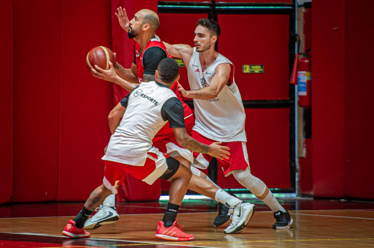 FlaBasquete realiza último treino no Rio antes da viagem para o Uruguai