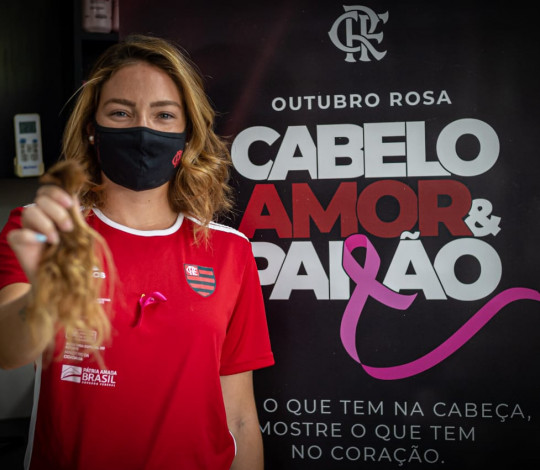 Pelo Outubro Rosa, Flamengo promove doação de cabelos para pacientes com câncer