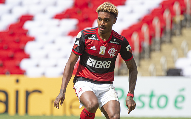 Flamengo abre conversas com Vitinho por renovação