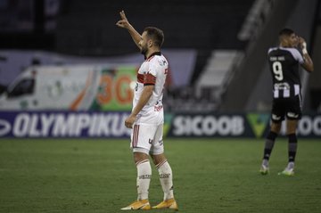 Everton Ribeiro aceita proposta de rival e se despede do Flamengo