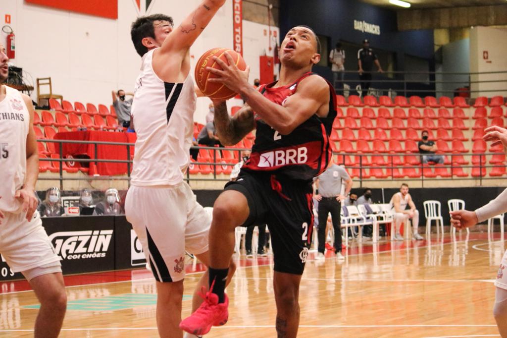 Flamengo perde para o Corinthians pelo NBB