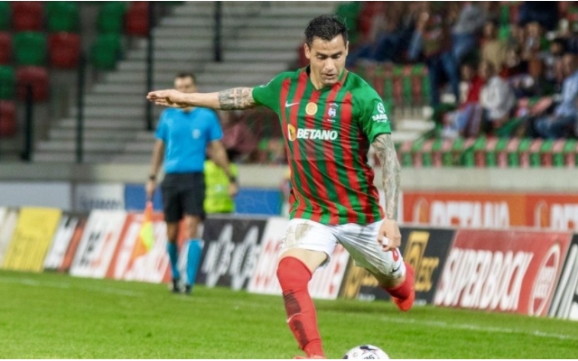 Meia argentino confirma contatos com o Fla e aprova vinda