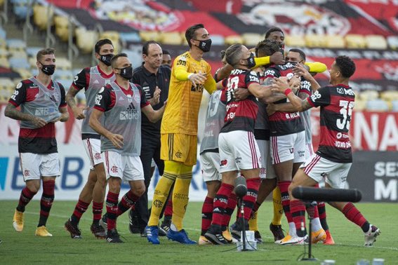 Flamengo vence de virada e continua caçada ao São Paulo