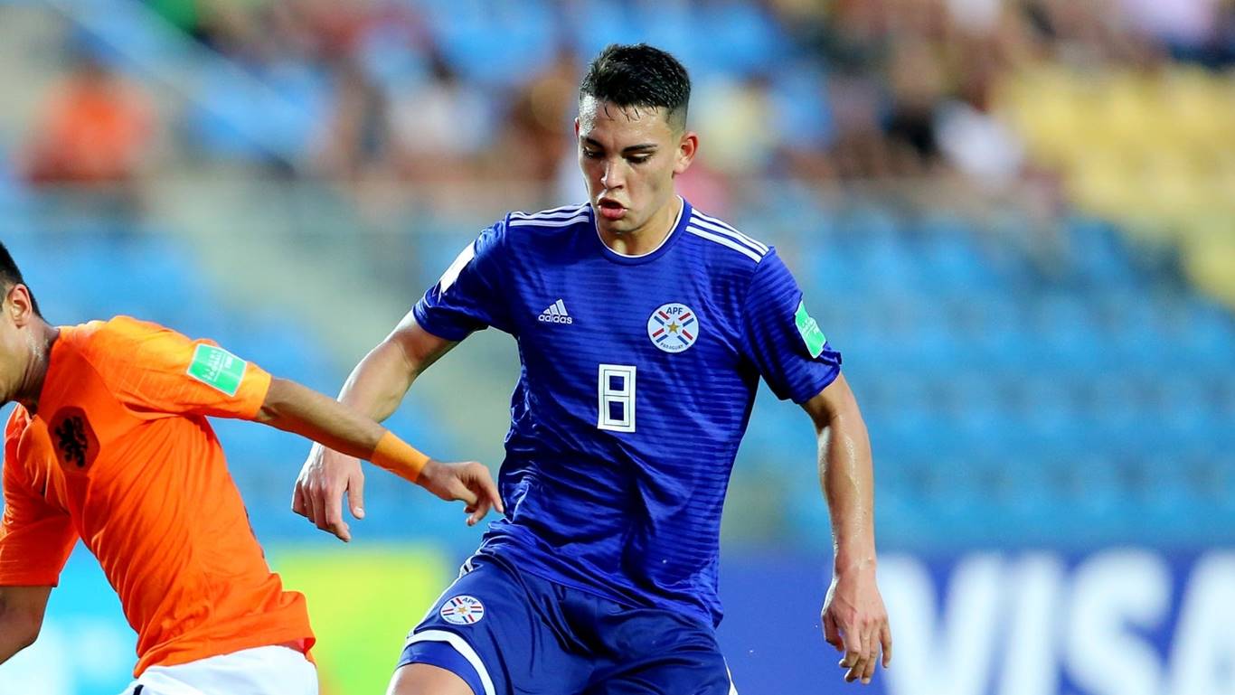 Flamengo acerta com promessa paraguaia para o meio-campo