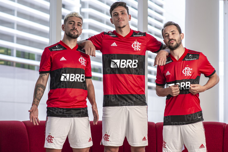 Flamengo lança camisa principal inspirado no esquadrão rubro-negro de 1981