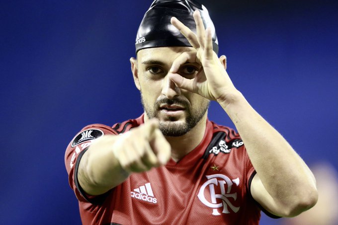 Emerson Sheik rasga elogios a Arrascaeta – “Fora da curva”