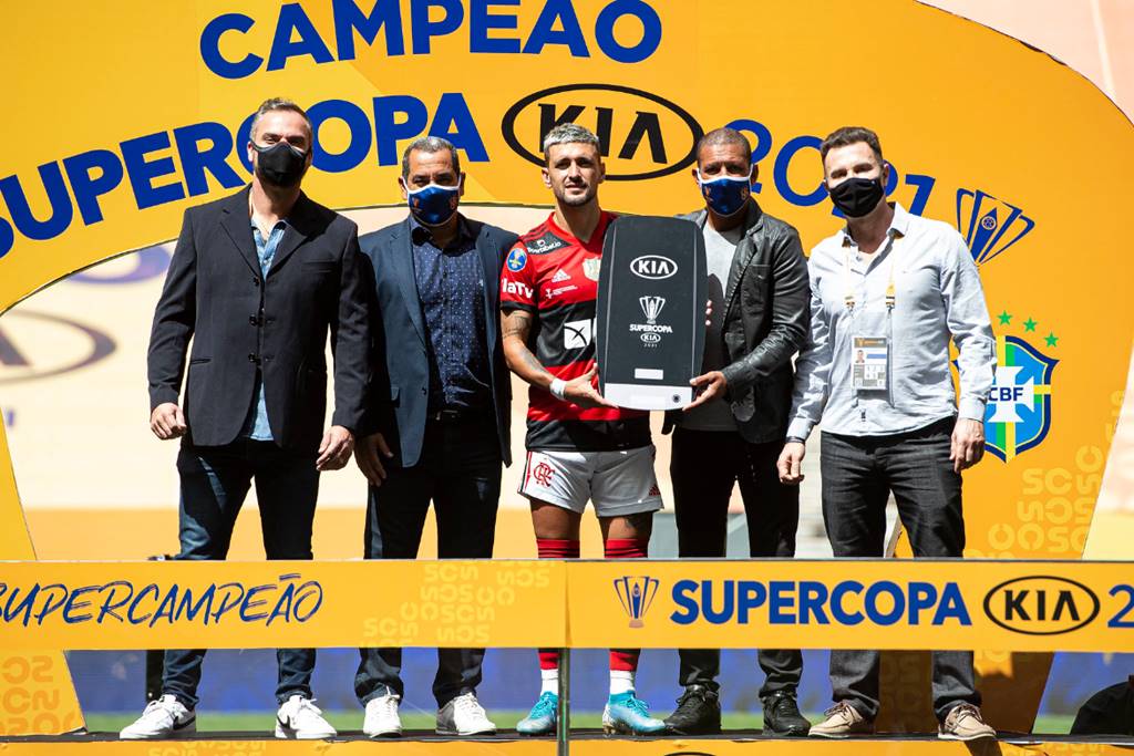 Arrascaeta, do Fla, é eleito melhor jogador da Supercopa e ganha um carro