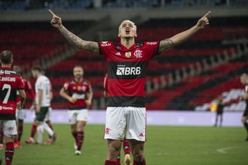 Ex-jogador questiona lesão no joelho de Pedro, do Flamengo – “Já vi mil dessas daí”