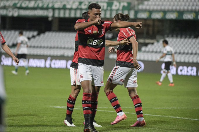 Três times brasileiros brigam pela contratação de ex-jogador do Flamengo