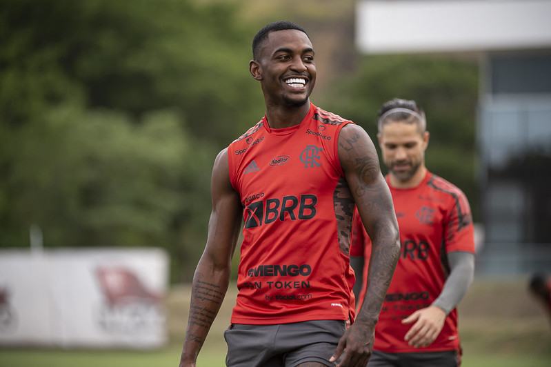 Benfica desiste de contratar lateral do Flamengo