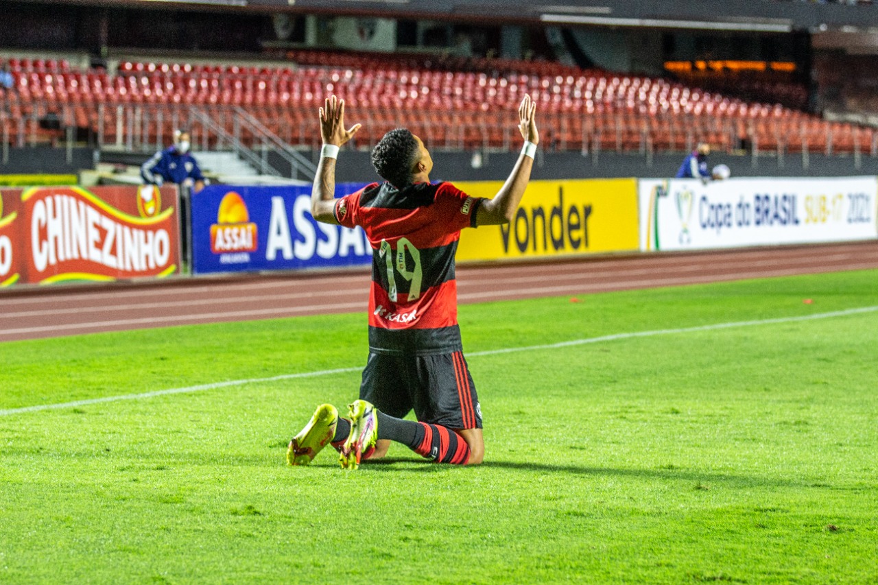 Flamengo vence o Galo e assume a liderança do Brasileirão Sub-17