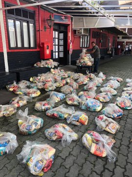 Flamengo doa 5 toneladas de alimentos para Natal de famílias carentes