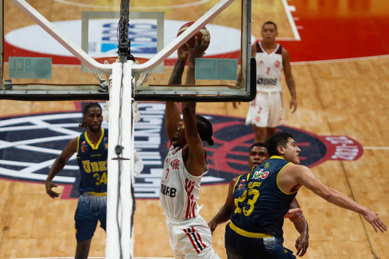 Flamengo vence o Concepción pela Champions League de Basquete