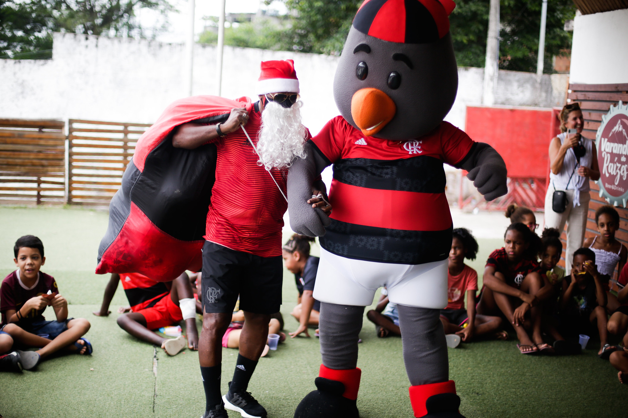 Ídolo do Flamengo vira Papai Noel e distribui presentes no Morro do Salgueiro