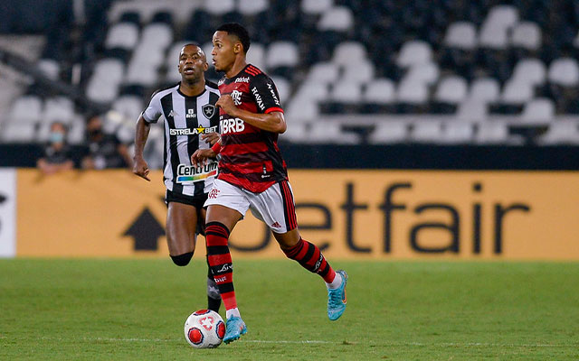 Dirigente confirma proposta de time inglês por Lázaro e define seu futuro