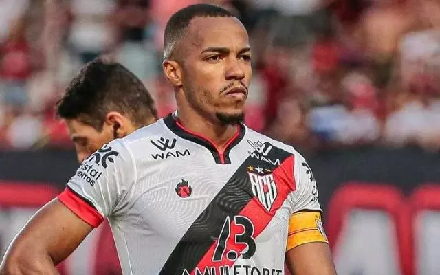 Jogador do Atlético-GO detona a arbitragem no duelo contra o Flamengo