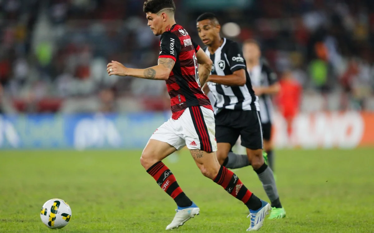 Ayrton Lucas detona o gramado do Nilton Santos