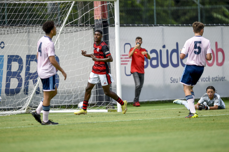Garotos do Ninho goleiam o Arsenal da Inglaterra
