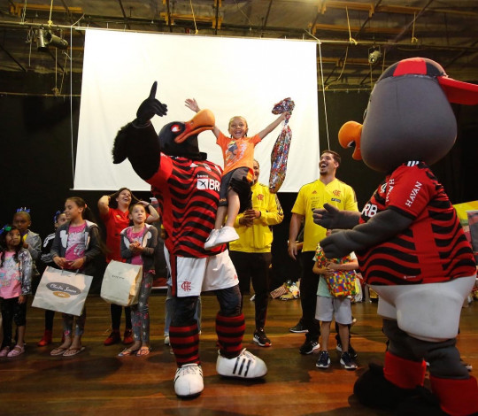 Flamengo distribui presentes de Natal às crianças do Cantagalo