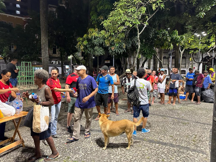 Flamengo distribui água para aliviar calor de pessoas em situação de rua no Rio
