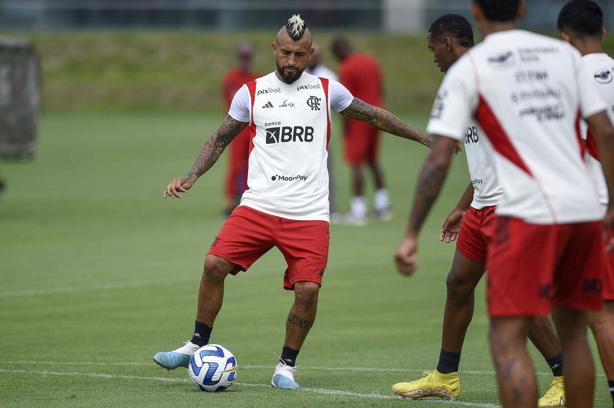 Arturo Vidal volta a treinar após cirurgia no cotovelo