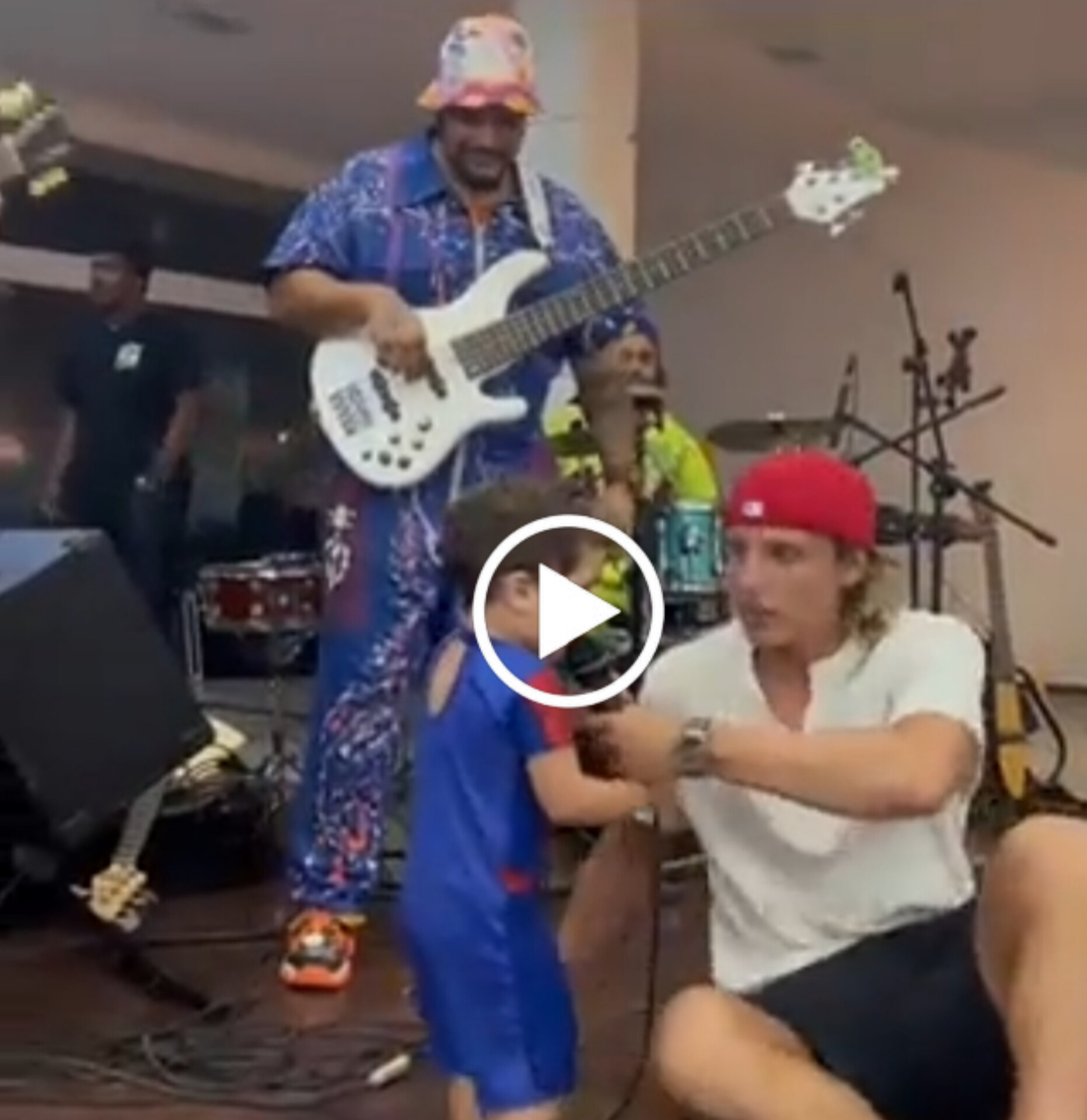 Totói interrompe festa da filha de David Luiz para cantar música do Flamengo