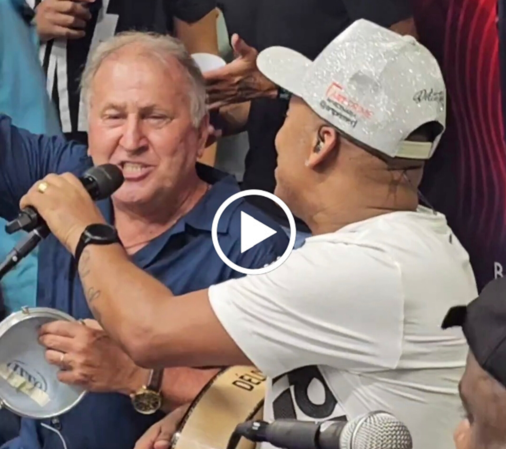 Zico comanda roda de samba no Rio e puxa música