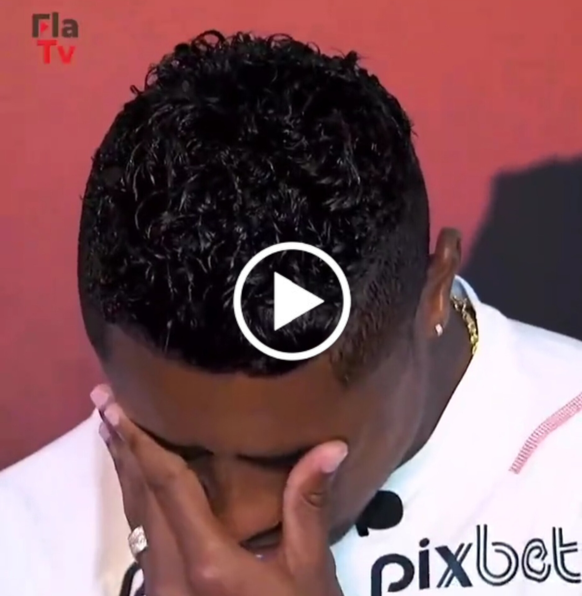 Bruno Henrique chora ao rever sua lesão