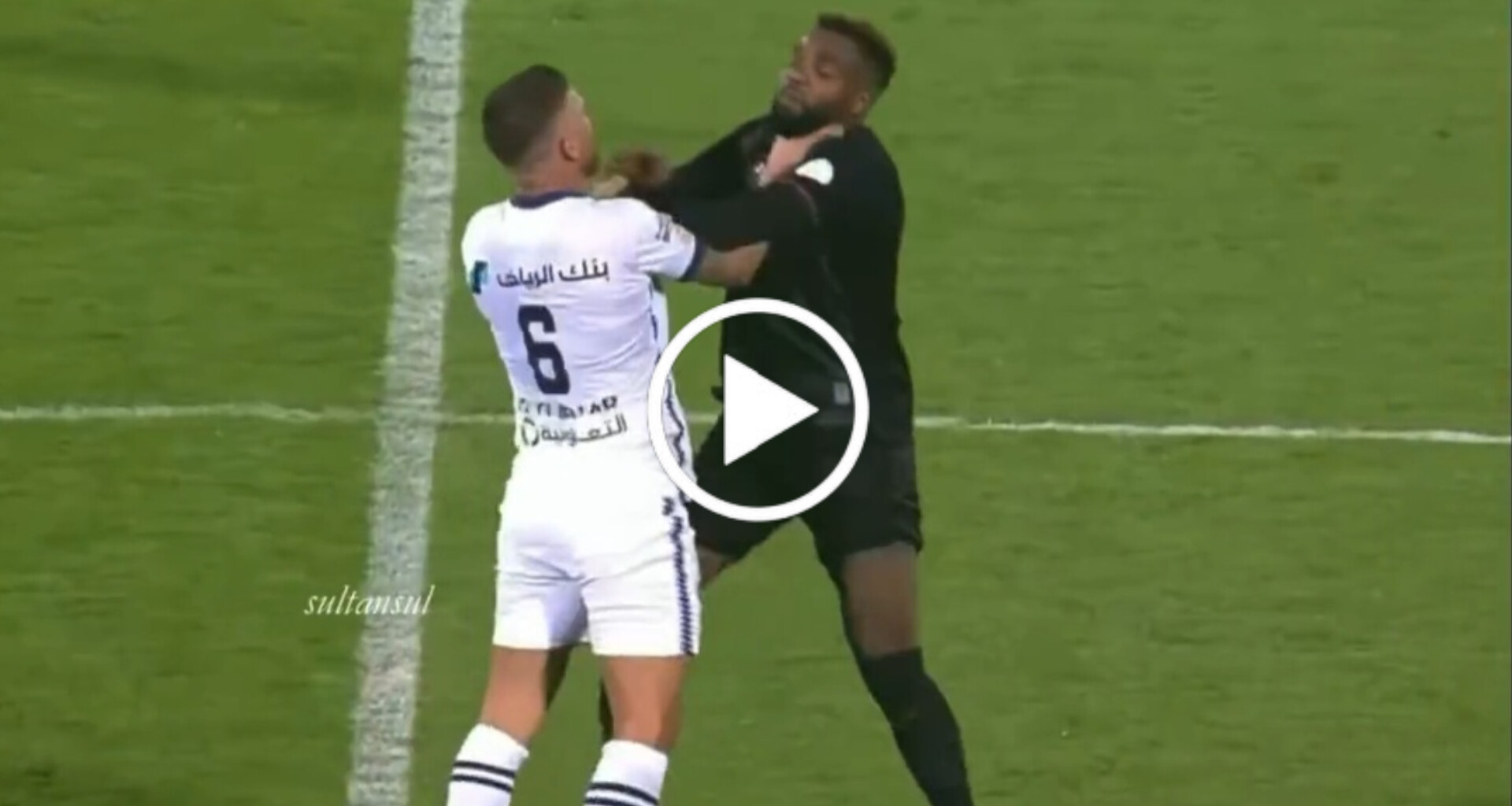 Cuellar sai no tapa e é expulso pelo Al Hilal