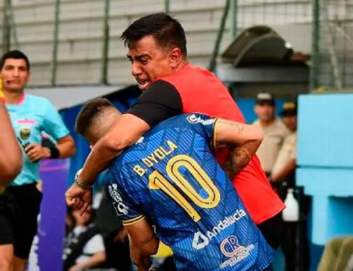 [VÍDEO] Treinador do Aucas soca jogador adversário no Campeonato Equatoriano