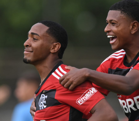 Flamengo goleia o Athletico-PR e está na semifinal do Brasileirão sub-17